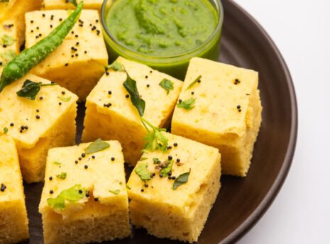 gujarati-khaman-dhokla-made-using-chana-dal-served-with-green-chutney-selective-focus gujarati-khaman-dhokla-made-using-chana-dal-served-with-green-chutney-selective-focus