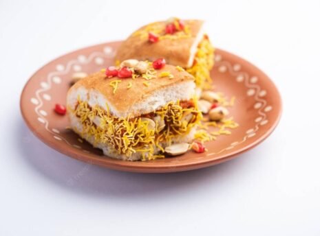 dabeli-kutchi-dabeli-double-roti-is-popular-snack-food-india-originating-kutch-kachchh-region-gujarat_466689-73974