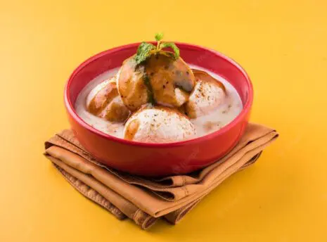 dahi-vada-dahi-bhalla-also-known-as-curd-vadai-south-india-popular-india-prepared-by-soaking-lentil-vadas-thick-dahi-yogurt-topped-with-spicy-sweet-chutney_466689-68547