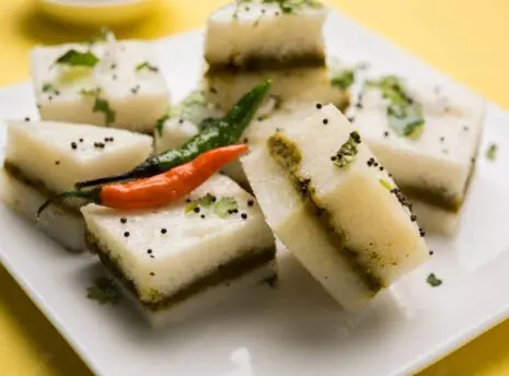 white-sandwich-dhokla-is-indian-savoury-snack-made-chick-pea-flour-rice-flour-originated-gujarat-served-with-green-tamarind-chutney-selective-focus_466689-58643 (1)